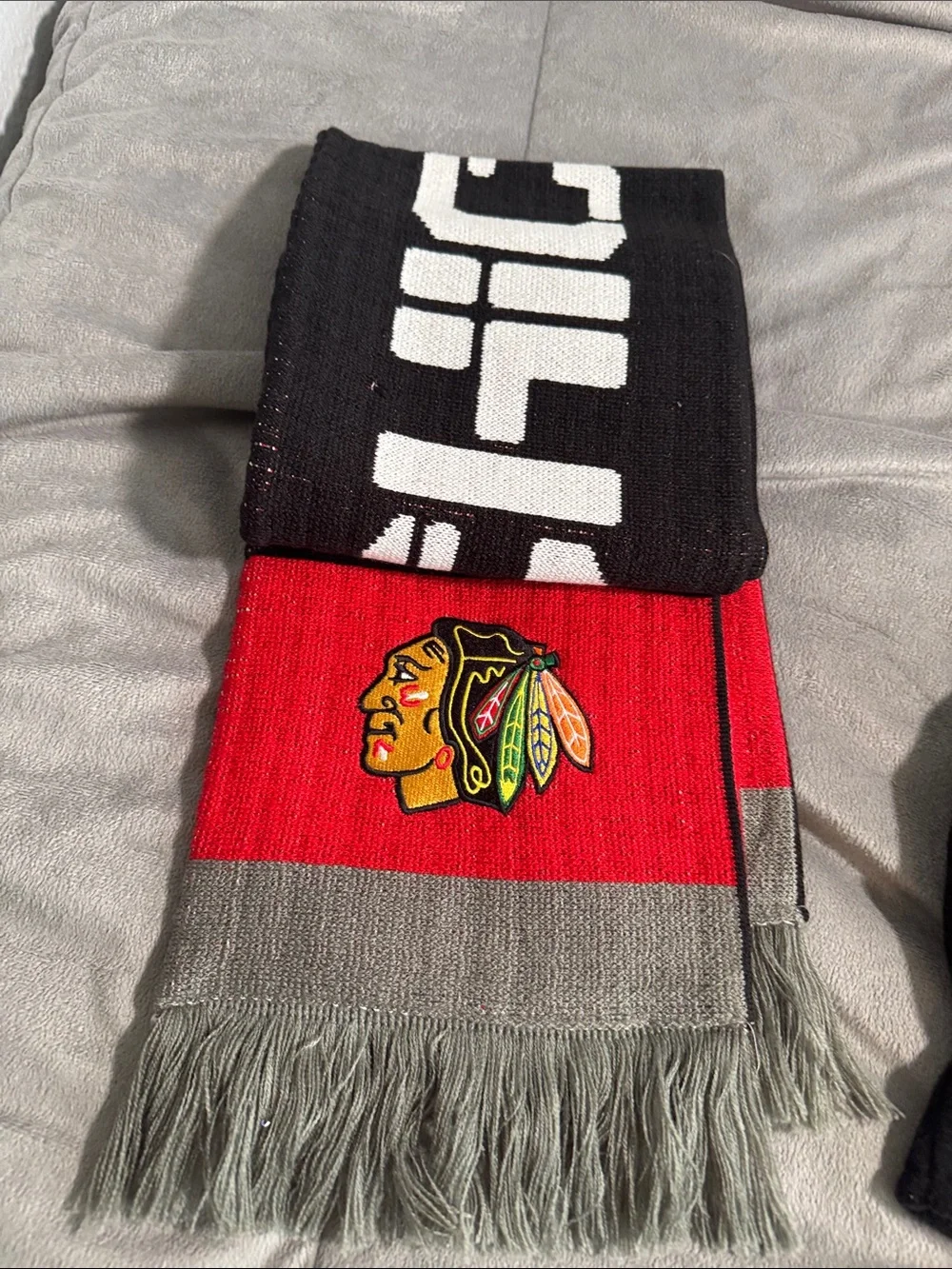 Reebok Black, Red and White Chicago BlackHawks hockey Knit Scarf Gloves Set NWOT